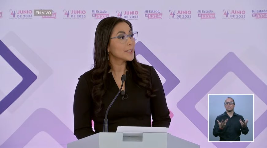 ItzelDuran6's tweet photo. Felicidades @ginarely_va por tú participación tan profesional, informada y equilibrada. Es un honor ver egresadas de nuestra #UAEMéx y @FcypysUaemex . Es una motivación para quiénes también egresamos de esta casa de estudios💚💛 https://t.co/zWaOU1BFky