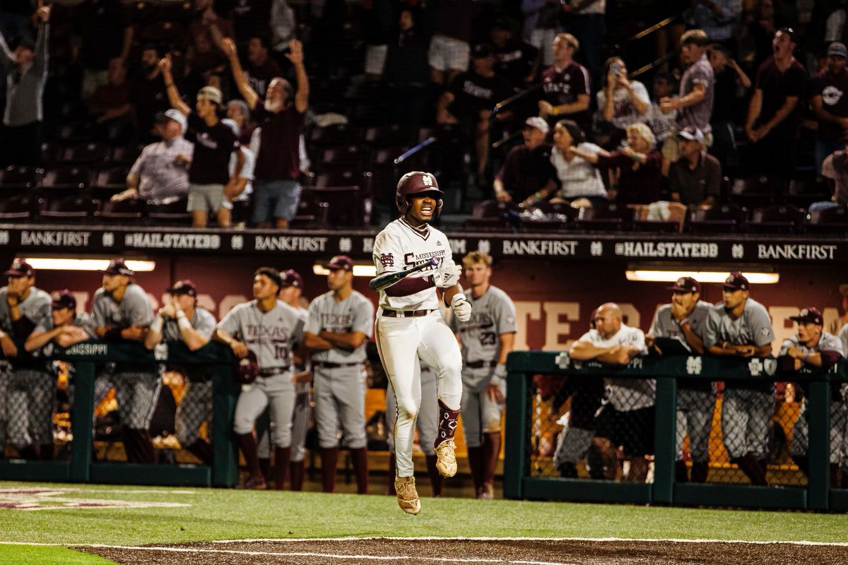 HailStateBB's tweet photo. The swing. The reaction.

#HailState🐶 https://t.co/Ih7HGDbIGh
