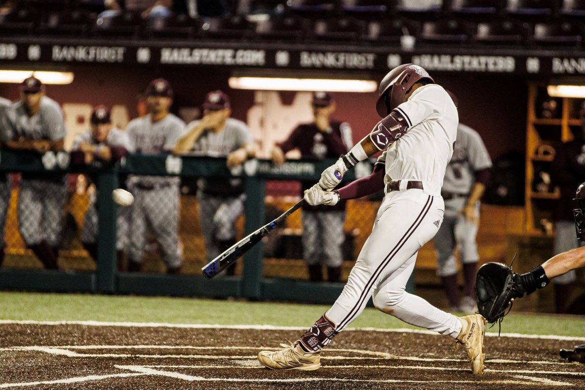 HailStateBB's tweet photo. The swing. The reaction.

#HailState🐶 https://t.co/Ih7HGDbIGh