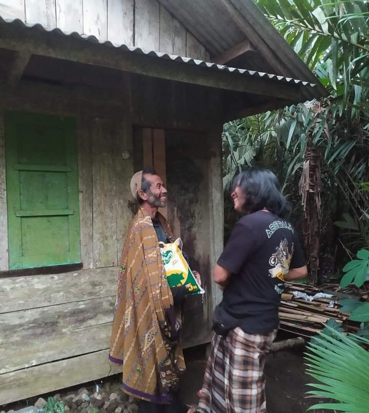 Arah_ku's tweet photo. Boleh jadi tempat tinggalnya berantakan.... 

Tapi penghuninya ramah dan welcome.... 
Bahkan do'a-do'anya InsyaAllah tak tertolak.... 

Selamat menyongsong ibadah sholat Jum'at saudara seiman ku..😘... https://t.co/TW6VMo6e9K