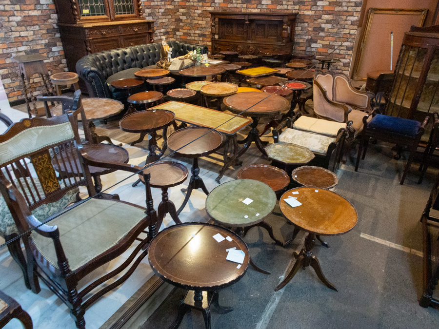 FLEX_Antiques's tweet photo. イギリスアンティーク家具大量入荷。先月のイギリスコンテナに続き、今月もコンテナ入荷しました。今回はカップボードやサイドテーブル類などを中心に入荷しました。年代は若いめですが、そのぶんお手頃価格です。ネット掲載前にぜひ店頭にお越しくださいね。 #アンティーク家具 #アンティーク https://t.co/R9FsbOZgh1