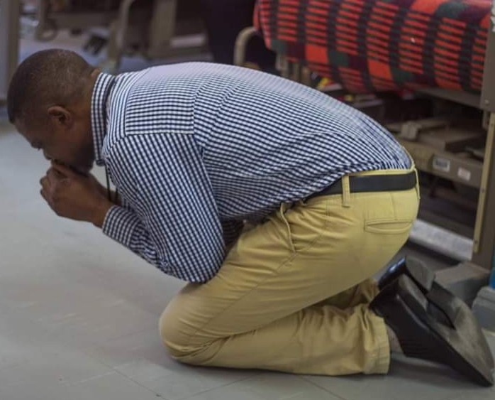 ednyoka's tweet image. One of my best examples of surrendering ourselves into the hands of God before we do our work. Zambia Neuro Surgeon Dr Kachinga Sichizya down on his knees praying for his patients in the wards before attending to them. Remains a relevant example.