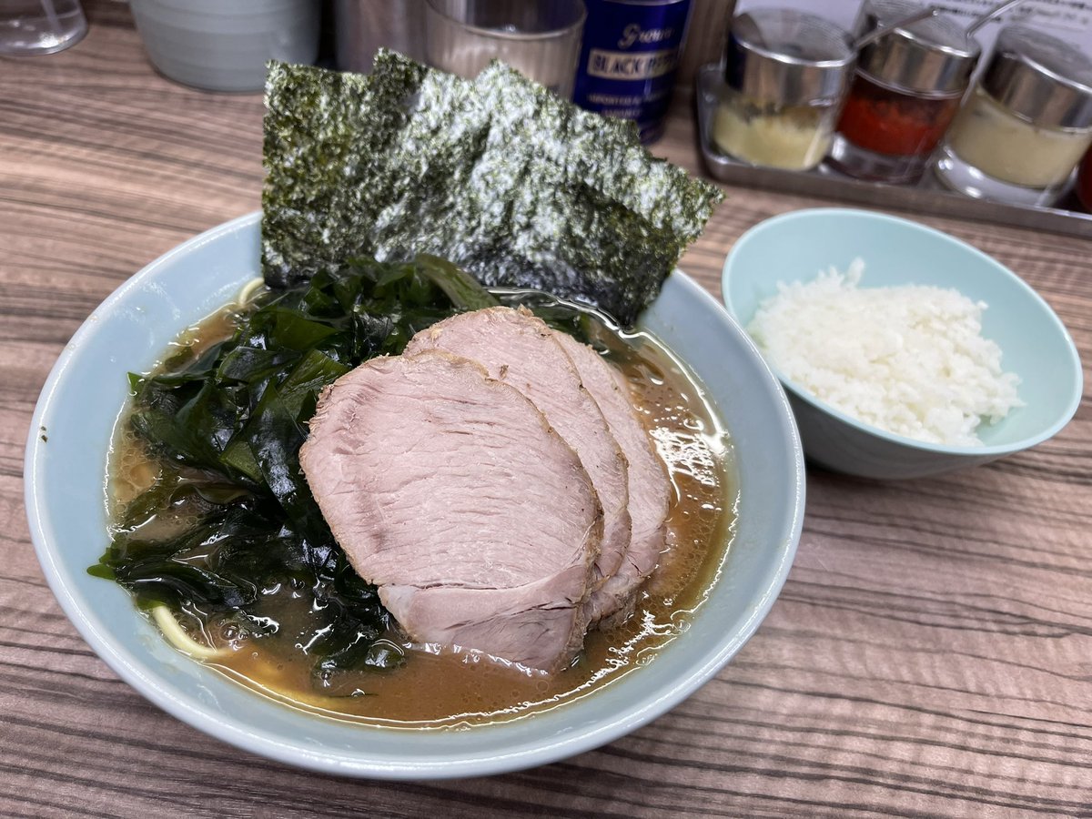 2TATASHAN3's tweet photo. 💓『武蔵家 中野本店』💓

安定です🍜🍜🩷🩷🩷
ワカメ大好きだからめちゃめちゃに入ってて最高🤣🤣💓💓
優しい感じのスープやっぱり好き😂

夜中に食べるのダメってわかってても夜中にラーメンはチートすぎる🍜🍜🫶🏻
#武蔵家 #中野 #ラーメン #家系ラーメン https://t.co/jVllV9uby8