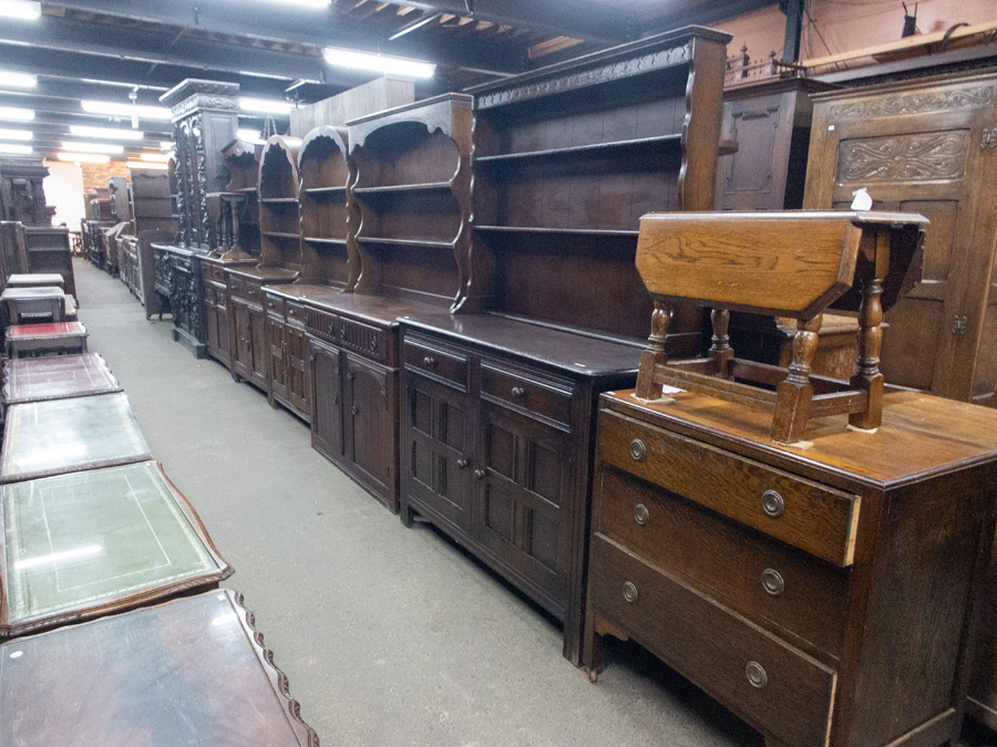 FLEX_Antiques's tweet photo. イギリスアンティーク家具大量入荷。先月のイギリスコンテナに続き、今月もコンテナ入荷しました。今回はカップボードやサイドテーブル類などを中心に入荷しました。年代は若いめですが、そのぶんお手頃価格です。ネット掲載前にぜひ店頭にお越しくださいね。 #アンティーク家具 #アンティーク https://t.co/R9FsbOZgh1