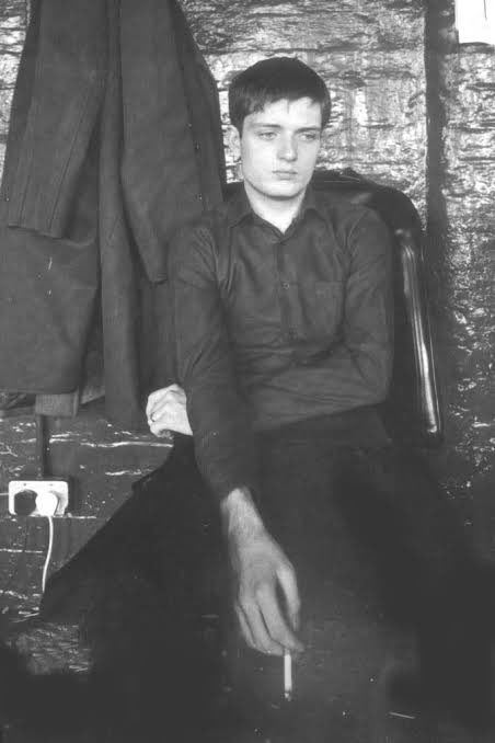 Hoy se cumplen 43 años de la muerte de Ian Curtis, el legendario líder y vocalista de Joy Division #QRPlegend #EfemérideQRP #IanCurtis #JoyDivision