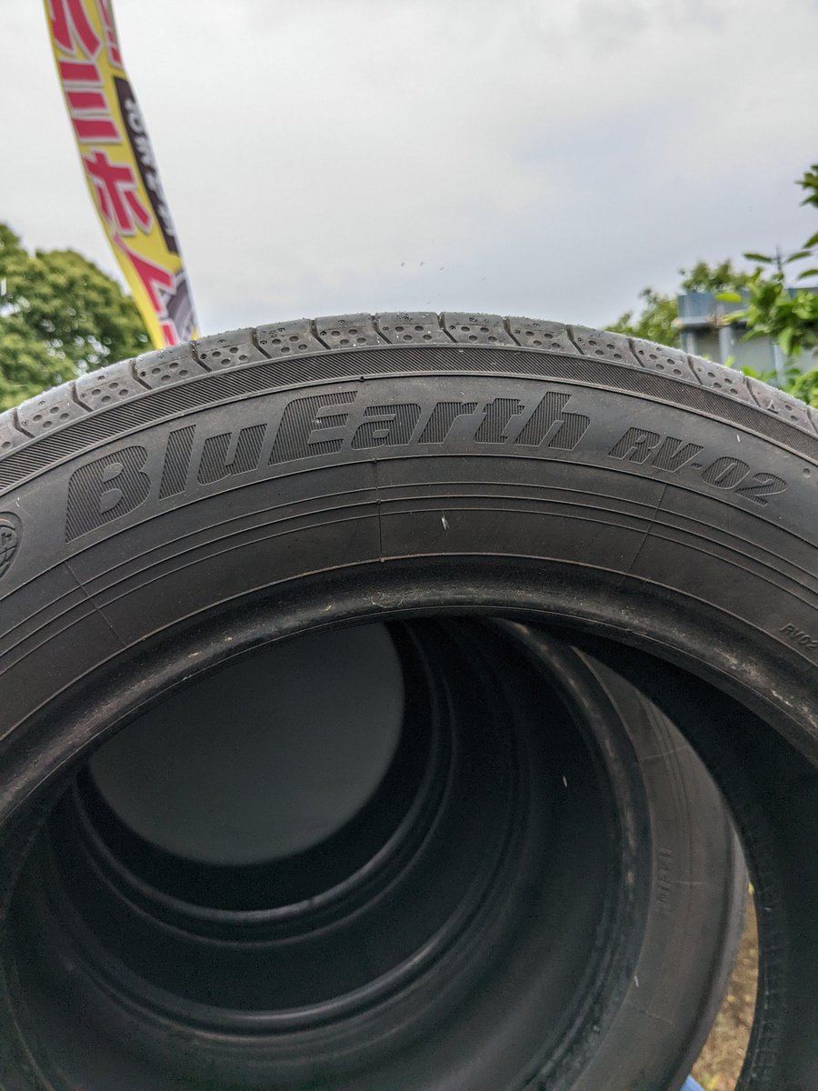 【大人気ワンコインタイヤ🛞】

アルファードなどにお乗りの方必見❗
YOKOHAMA　RV-02
215/60R17 4本セット‼️
2018年製造ですがまだまだ使えますよ〜🤣

お問い合わせは深谷店まで
☎️0485787630

送料は頂きますが郵送も可能です。
#ワンコインタイヤ #500円