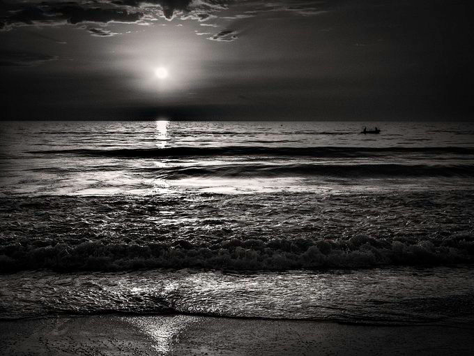 AidaBSanchez's tweet photo. Tal vez sea la luna 
mi último refugio,
tal vez la mar
mi último descanso. 

Su luz ilumina
en las aguas tu reflejo 
cálidas sombras
de amor y de vida.

Tal vez sea tu mirada
mi último respiro 
mientras miras esa mar,
y esa luz, conmigo.

@FerranGarrido
 
📷@adolur https://t.co/E5nHvfv67T