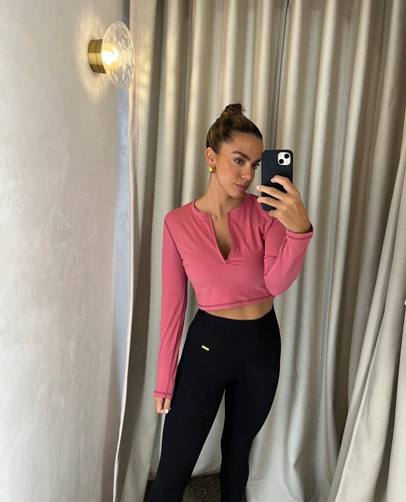 Long sleeves are a winner for early workouts here in Australia right now - so nice to have a layer for early mornings. The Supreme Top - online now in black &amp; rosette. As seen on @roberengua. Tap to shop. instagr.am/p/CsaLsWqq2Jc/