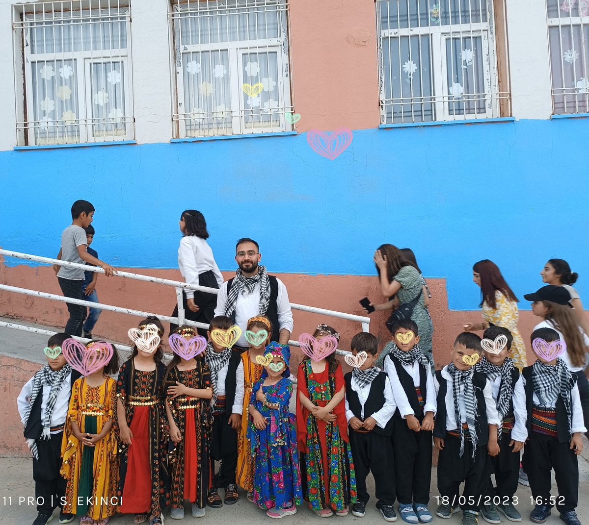Diyarbakır'da, çocuklarımla bahar şenliği için gerekeni yaptık. Giydik yöresel kıyafetleri, çektik halaylarımızı.🥳