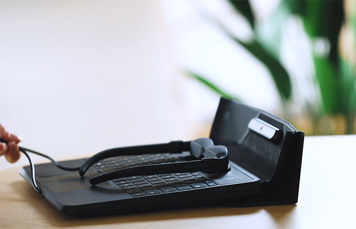 techGfeed's tweet image. [techG]평면 화면 없이 유선 AR 안경을 디스플레이로 쓰는 노트북 ‘스페이스톱’ 등장 By Editor_B techg.kr/34394/ #techg