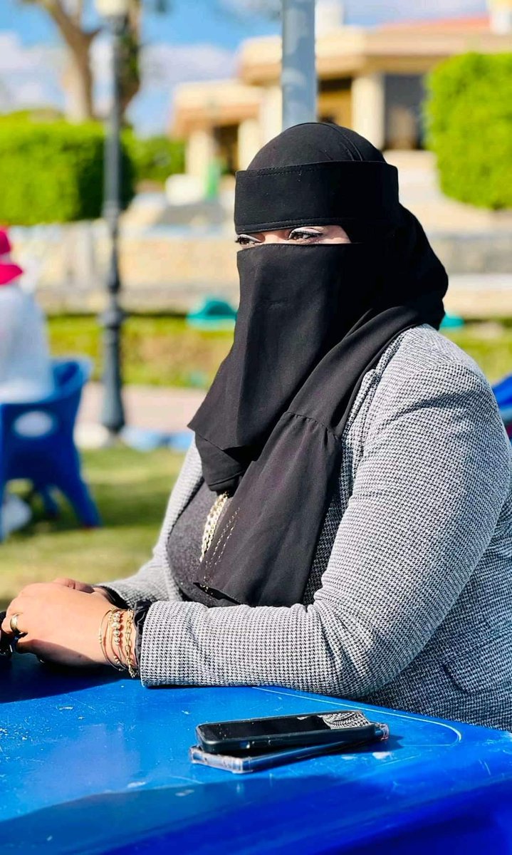 وسلام لارواح كل ما تستطيعه عند الالم ..
هو ان تواسي نفسها بنفسها في صمت ودون شكوى لاحد . 
#صباح_الخير