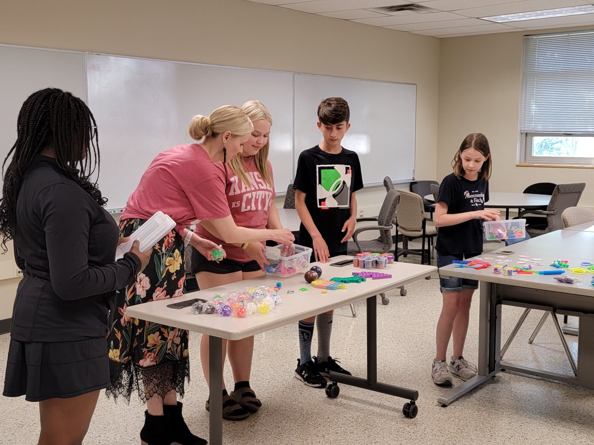 PLE_Tigers's tweet photo. STUCO being of service creating sensory kits to be shared with TRE. Thank you Bd. Mbr. Miller and
@DrJesiCygan for stopping by. Way to Go🐯s! #R7PROUD #youthservice #YouthChangeMakers #HeartwarmingProject #GYSD2023 #GlobalYouthServiceDay https://t.co/NybctHGPBd