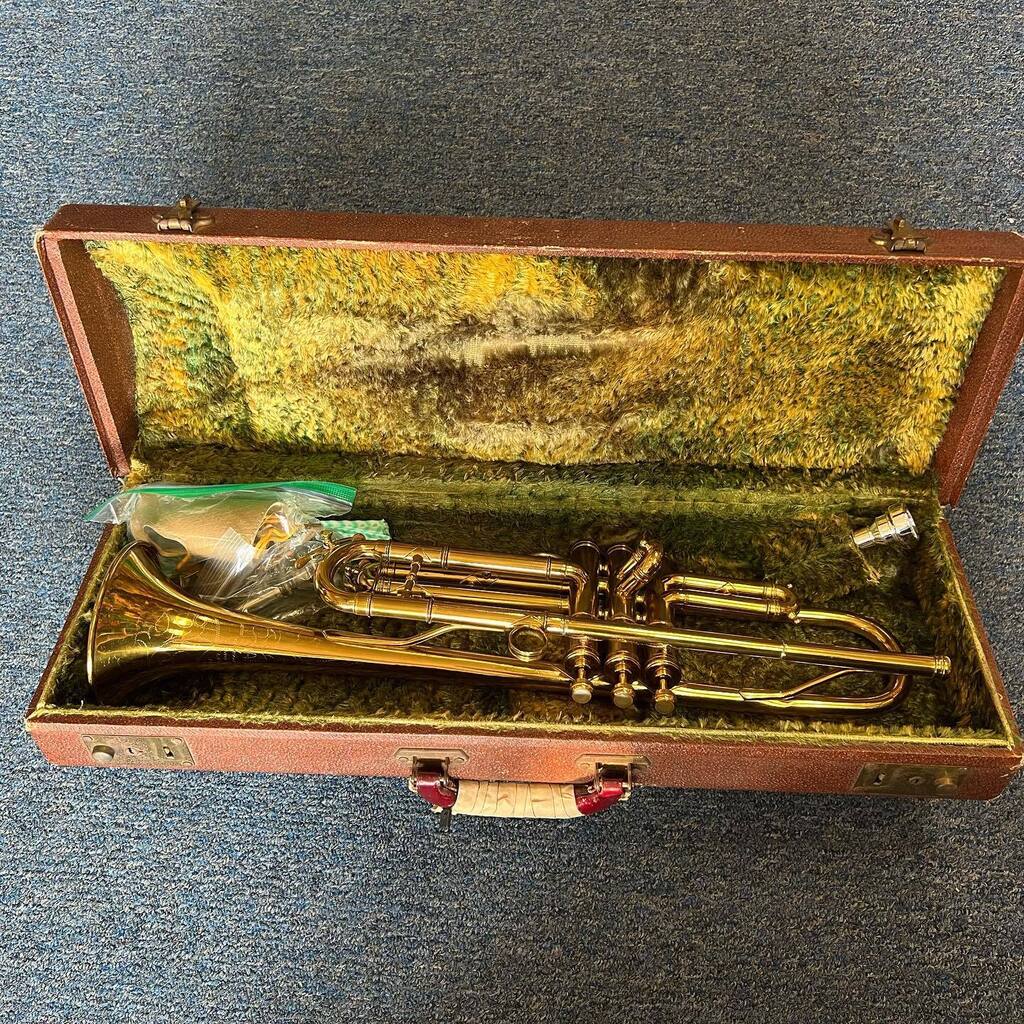 1928 Martin Handcraft trumpet.  Fresh valve job!  Ready to play. #trumpet #vintage #shoplocal #martintrumpet #martin #handcraft instagr.am/p/CsaNfwJOPAy/