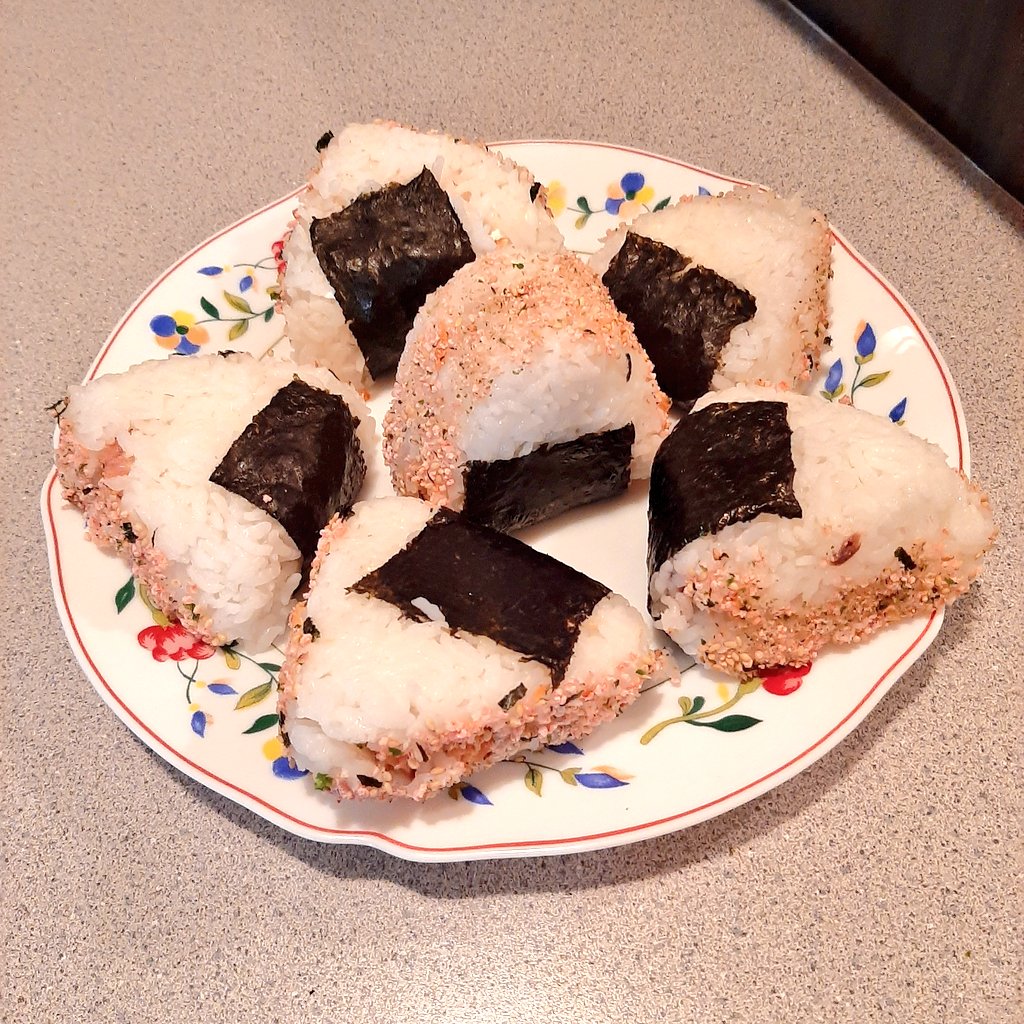 En noticias más felices... acabo de hacer mis primeros onigiris 😋🍙