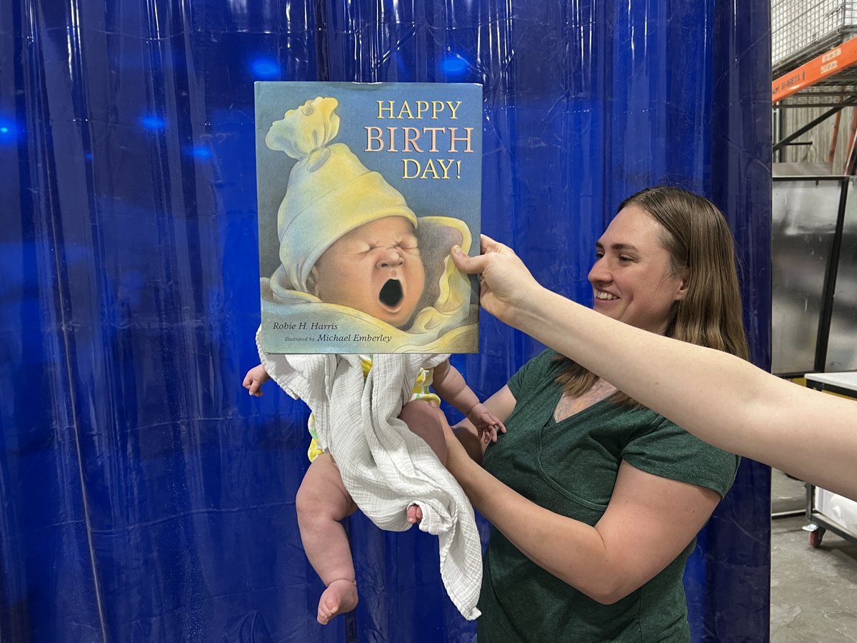 RabbitHoleKC: Happy Birth Day and #BookFaceFriday to our friend @michaelemberley!

📘: Happy Birth Day by Robie H. Harris and illustrated by Michael Emberley (@Candlewick)

#Bookface