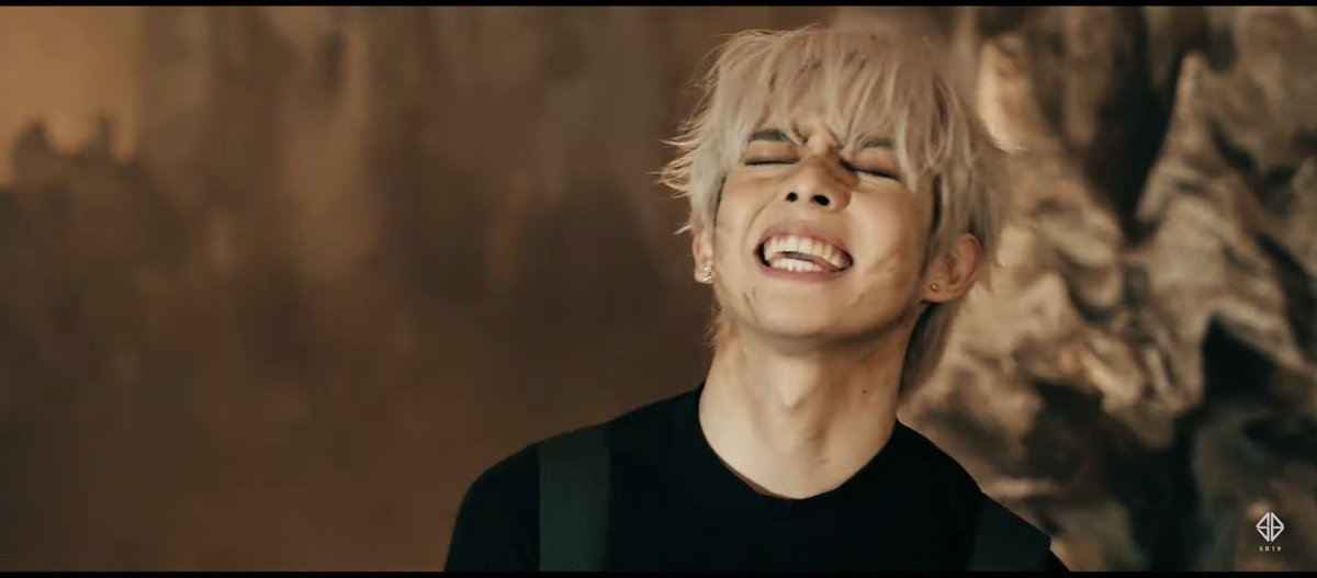 kokur00's tweet image. THIS TRANSITION KINGINA ANG SIGAW KO PISTE 😭😭😭

DI KA BASTA MAKAKAKITA NITO
@SB19Official #SB19
#SB19GENTO
#GENTO_MusicVideoOutNow