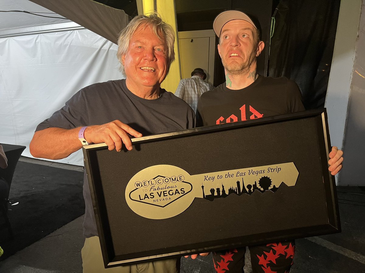 CommishTick's tweet photo. Tonight I present the "Key to the Las Vegas Strip” to @deadmau5 at the #FabulousCommercialCenterBlockParty in the Historic Commercial Center. 🎉 https://t.co/SQzmydfUV6