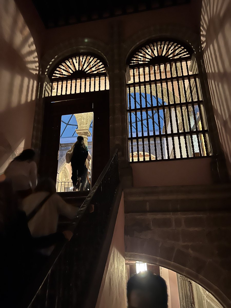 Magnífico recorrido por el Colegio de San Ignacio de Loyola, esta noche tormentosa durante el #DiaInternacionalDeLosMuseos disfrutando de sus pasillos y patios del siglo XVIII y recordando la vida y obra del fundador de los jesuitas. Admirando la obra de los vascos Meave,…