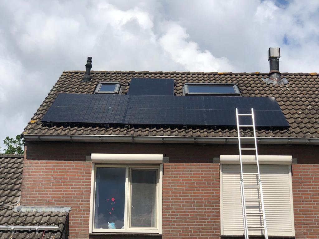 Onze nieuwste zonnepanelen installatie is klaar! ☀️ Als dat geen reden is om een zonnebril op te zetten en de toekomst tegemoet te treden, weten wij het ook niet meer. 😎 #Zonnestroom #GroeneEnergie solar-limburg.nl