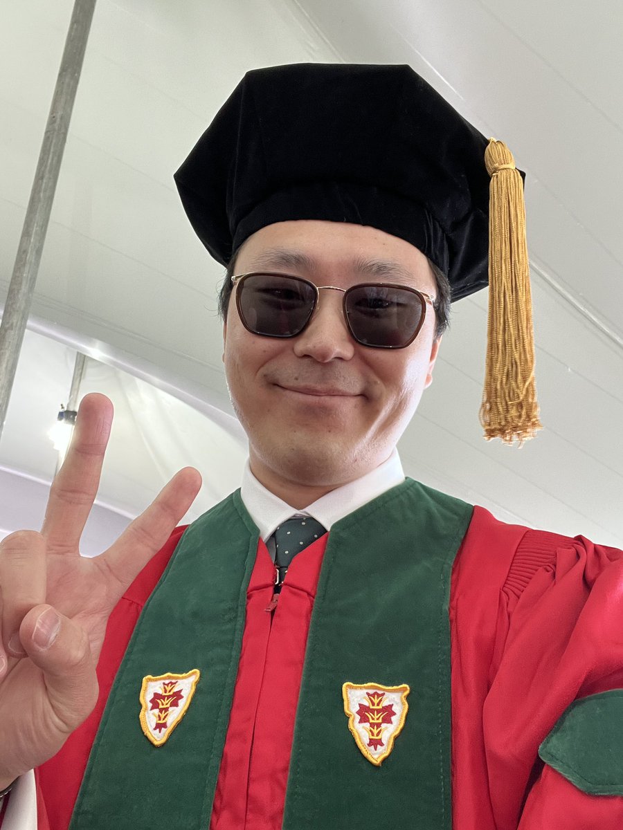 _andrewjkim's tweet photo. Graduated today! Going to miss this city and the community @BUMedicine @The_BMC Thanks for the memories! https://t.co/jFDWuQeg1u