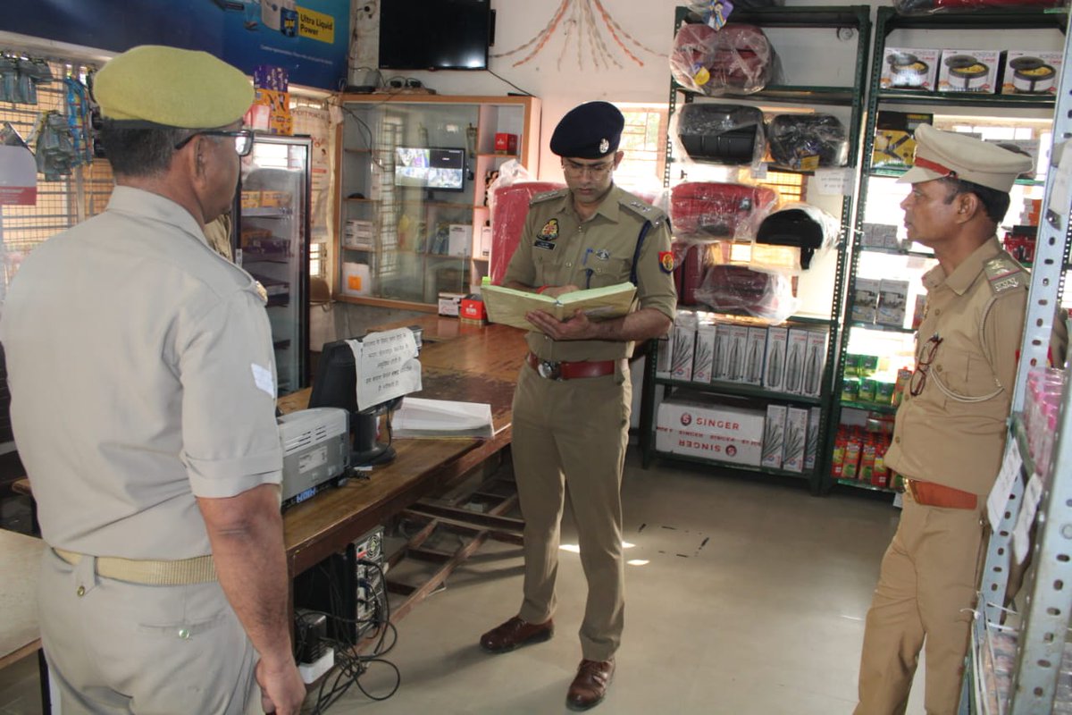 SP <a href="/pilibhitpolice/">Pilibhit Police</a> अतुल शर्मा ने शुक्रवार की परेड का निरीक्षण किया। पुलिसकर्मियों की समस्याओं की जानकारी कर त्वरित निस्तारण हेतु सम्बन्धित को निर्देशित किया। पुलिस शौचालय,मैस,कैन्टीन एवं बाल वाटिका आदि का निरीक्षण कर व्यवस्थओं को चुस्त-दुरुस्त बनाये रखने के निर्देश दिए
#UPPolice