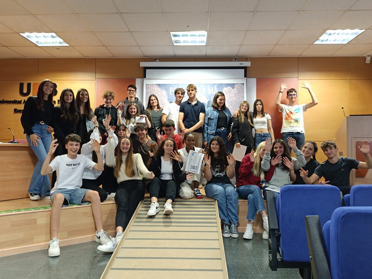 INScalgravat's tweet photo. Les nostres alumnes de 4t d'ESO Idoia Olmedo, Noa i l'Abril Gaspar a la UAB a l'acte de lliurament de premis de la Barcelonada 2023 #WMCP23. Primer premi del Bookface i segon de la cita literària. https://t.co/gbCm0NntQM