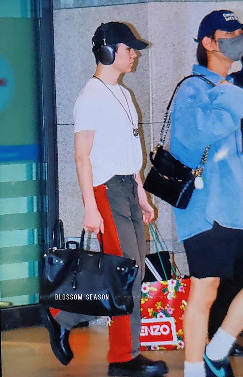 Blossomseason_'s tweet photo. 230519 인천공항 입국 버논
#버논 #세븐틴 #vernon #seventeen https://t.co/V6xbSq2ymb