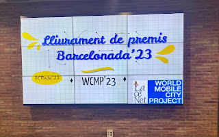 INScalgravat's tweet photo. Les nostres alumnes de 4t d'ESO Idoia Olmedo, Noa i l'Abril Gaspar a la UAB a l'acte de lliurament de premis de la Barcelonada 2023 #WMCP23. Primer premi del Bookface i segon de la cita literària. https://t.co/gbCm0NntQM