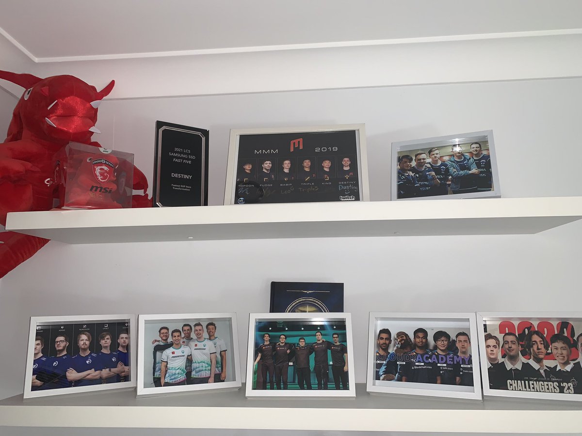 Destinyy's tweet image. Goodbye Summoners Rift 🦍