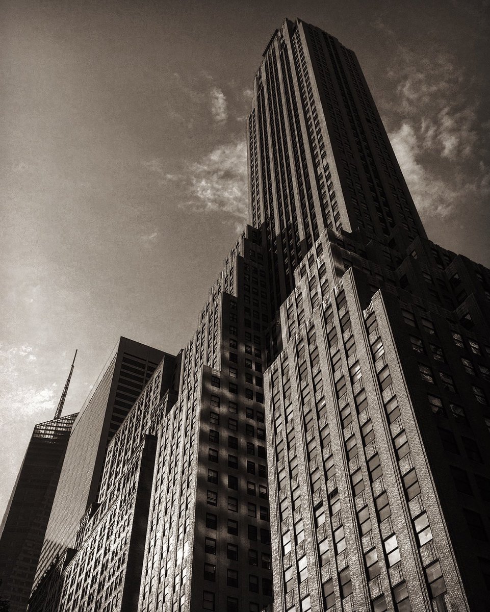 swatishetty's tweet photo. Cold Concrete, Warm Afternoon 
#newyorkcity #concrete #building #buildings #buildingstructure #blackandwhite https://t.co/YkTJel74hT