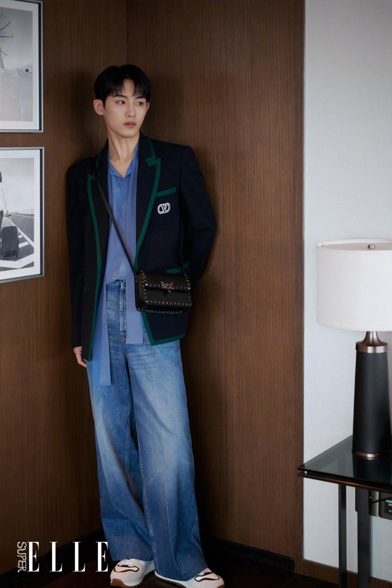 SichengAll's tweet image. 🎁💙📸Dong Sicheng
Interview/Media/Magazine…

#WINWINxVALENTINO 
#董思成 #DongSicheng #WINWIN #윈윈 #ウィンウィン #วินวิน

🔷
@ SuperELLE欣漾

#SuperCool# 
近日，演员、歌手@威神V_董思成_WINWIN 身着Valentino 2023早秋系列，搭配全新Rockstud23手袋及Vlogo Pace运动鞋亮相Valentino成都