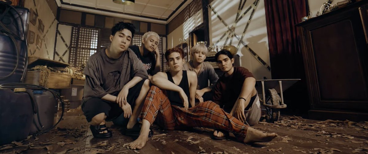 inquirerdotnet's tweet image. ‘KAHIT PILITIN MO HUKAYIN, HINDI MO MAKUKUHA’ 💪🏼

LOOK: SB19 has dropped their pre-released single “Gento” on Friday, May 19, which “sets the path” for their upcoming album “Pagtatag,” according to a statement. | 📷: SB19 Official/YouTube via @HMallorcaINQ