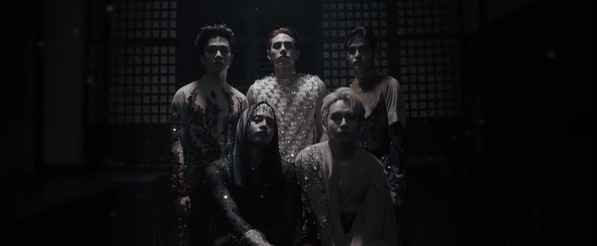 inquirerdotnet's tweet image. ‘KAHIT PILITIN MO HUKAYIN, HINDI MO MAKUKUHA’ 💪🏼

LOOK: SB19 has dropped their pre-released single “Gento” on Friday, May 19, which “sets the path” for their upcoming album “Pagtatag,” according to a statement. | 📷: SB19 Official/YouTube via @HMallorcaINQ