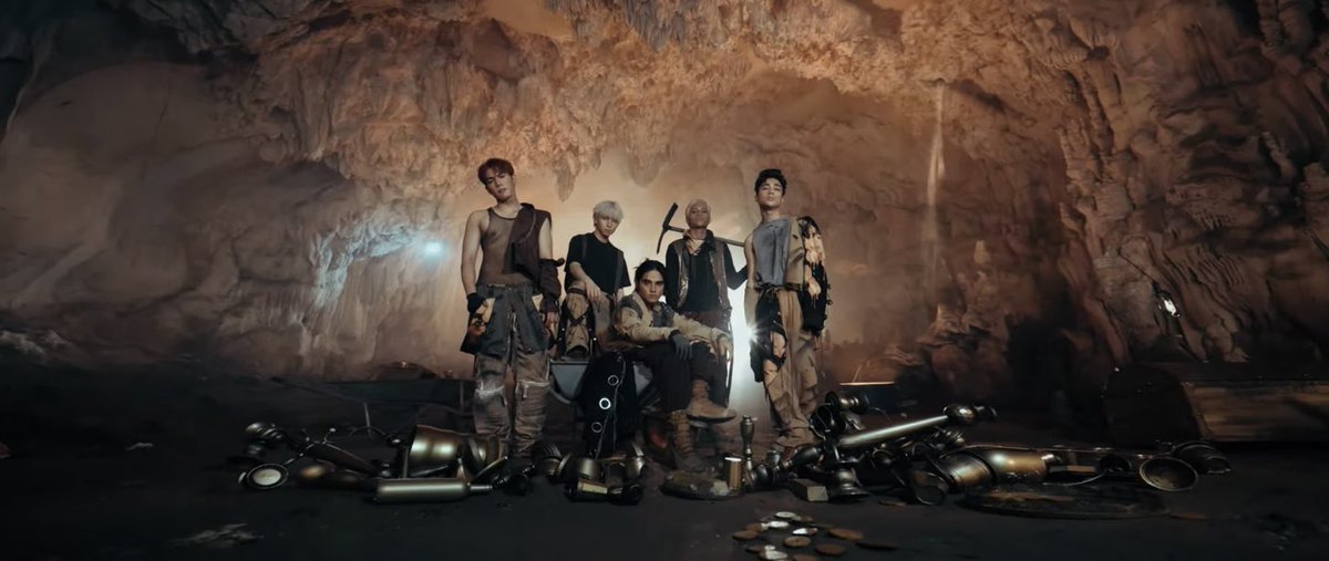 inquirerdotnet's tweet image. ‘KAHIT PILITIN MO HUKAYIN, HINDI MO MAKUKUHA’ 💪🏼

LOOK: SB19 has dropped their pre-released single “Gento” on Friday, May 19, which “sets the path” for their upcoming album “Pagtatag,” according to a statement. | 📷: SB19 Official/YouTube via @HMallorcaINQ