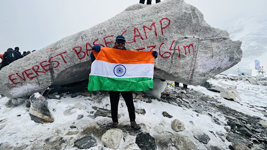 EPAM_India's tweet photo. When the #EPAMBackpack reached the top of the world (almost)! Seen here is #EPAMer Jithendar Dharmapuri, who climbed all the way upto the Everest Base Camp at 5364 meters above sea level! 

Way to go Jithendar! Keep flying high!

#LifeAtEPAM #EPAMIndia https://t.co/JIwqB2TYWB