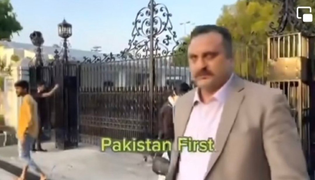 کورکمانڈر لاہور ہاؤس آگ اس انسان نے لگائ تھی، اس انسان کا تعلق تحریک انصاف سےنہیں ہے، اس کا تعلق شریف خاندان کے گلوبٹوں سےہےریٹویٹ کرتےجاۓتاکےحقیقت سب کےسامنےآۓ