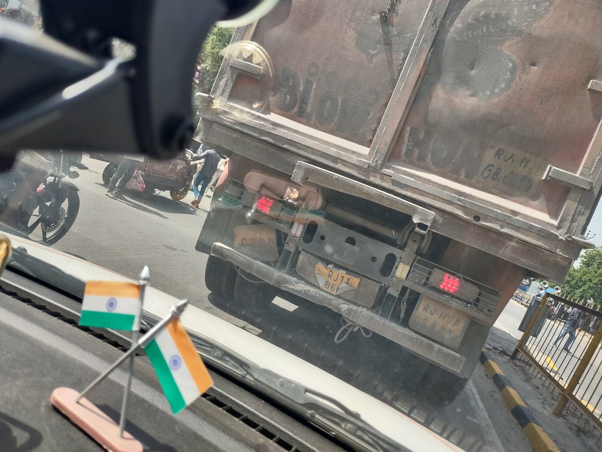 rvppks's tweet image. Bina number plate aur bina number dikhe dhadalle se chal rahe rajasthan k dumper at rohta crossing agra  @Uppolice @UPPViralCheck @uptrafficpolice @myogioffice