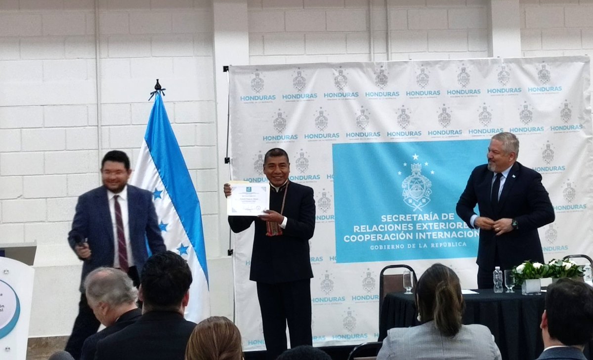 Conferencia en la Academia Diplomática de Honduras
"Las perspectivas de Latinoamérica en el nuevo escenario Mundial". 
Junto a la concurrencia de los funcionarios de la Cancillería Hondureña, contamos con la distinguida presencia del Canciller Eduardo Enrique Reina.