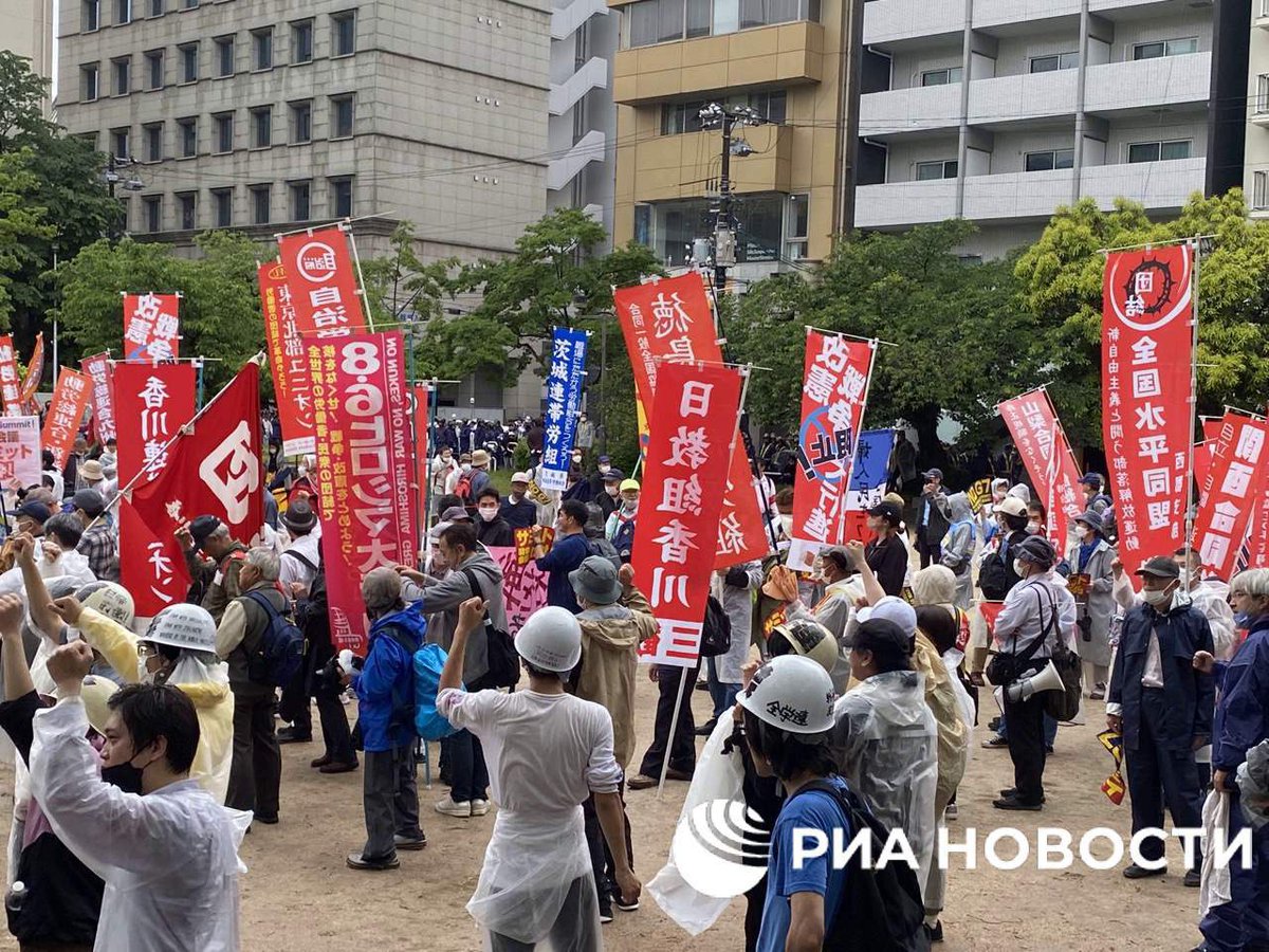 SprinterPress's tweet photo. In Hiroshima, a demonstration was held against the holding of the G7 summit.

The protesters urged not to use the tragedy of the city, which was subjected to an American atomic bombing at the end of World War II, for political purposes.

The demonstrators also protested against bringing the American "nuclear suitcase" that always accompanies the US president to Hiroshima.

The protesters chanted slogans: "Against the Hiroshima Summit!", "No to the G7 imperialist summit!", "No to nuclear war!", "No war and invasion of China!", "We will not allow an aggressive war with China!".
