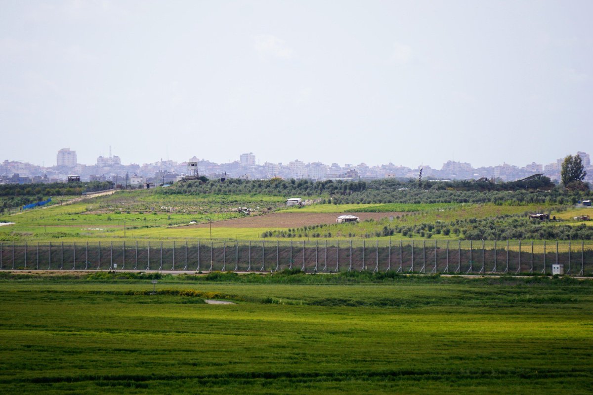 The barrier between Israel 🇮🇱 (foreground) and Palestine 🇵🇸 (Gaza Strip, horizon). 
📷: 2023. 
The dividing line between Israel and Gaza stems from the '1950 Armistice Agreement Line'.
pillandia.blogspot.com/search?q=IL-PS 

#Israel #Palestine #Gaza #GazaStrip 
#ישראל 
#فلسطين #غزة #قطاع_غزة