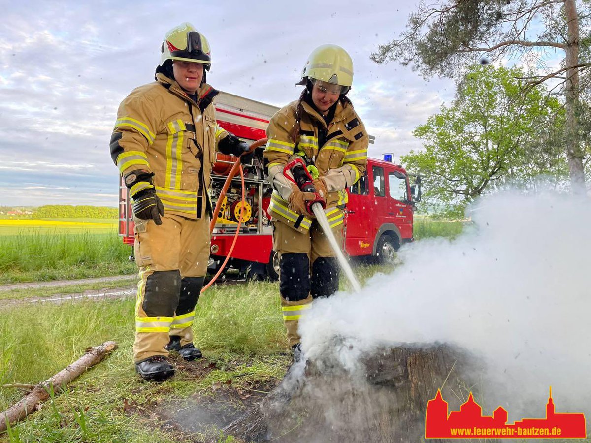 ➕Brand Baumstumpf ➕ 

18.05.2023, 19.43 Uhr
B1 Baumbrand
Am Schafberg
Niederkaina-Bautzen

Ein brennender Baumstumpf wurde mit der Schnellangriffseinrichtung gelöscht. 

Alarmierte Kräfte:
BF Bautzen 
FF Niederkaina 

#imeinsatzfuerbautzen