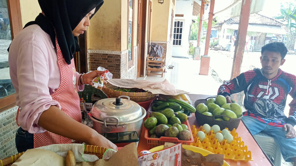 Ya iya laah..
Udah banyak pelangganny sih. Pantes aja bisa raih omzet gede gitu perharinya.

Tp klo yang baru jualan, jgn tanya deh hasilnya kek gimana. Paling cukup buat makan sehari. Itu pun kadang2.
jarilentik.my.id/2023/05/pedaga…