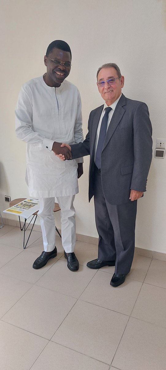 EmbaCubaBenin_'s tweet photo. Le chef de la mission #cubaine au #Bénin, Ricardo García, a eu un excellent entretien avec M. Joseph Djogbenou, président de l'UPR, principal parti politique majoritaire à l'Assemblée nationale. #CubaNoEstáSola @CubaMINREX @anacruz1991 @annitavillam @lamoros2017 @JuanCarlosMars3 https://t.co/4kLcNMXOoE
