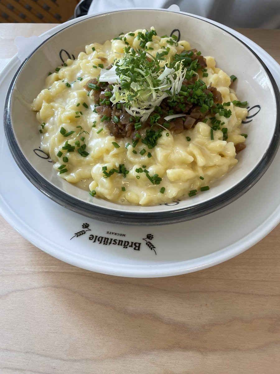 maierst's tweet photo. Kleiner Ausflug ins #Allgäu mit dem Cabrio…Dach bleibt zu wegen Wetter 🤷🏻♂️
Grab richten in #Scheffau und dann ins #Meckatzer Bräustüble 🍻
Weltbeste Käsespätzle 🍽️ https://t.co/Ke5x2Bmu2J