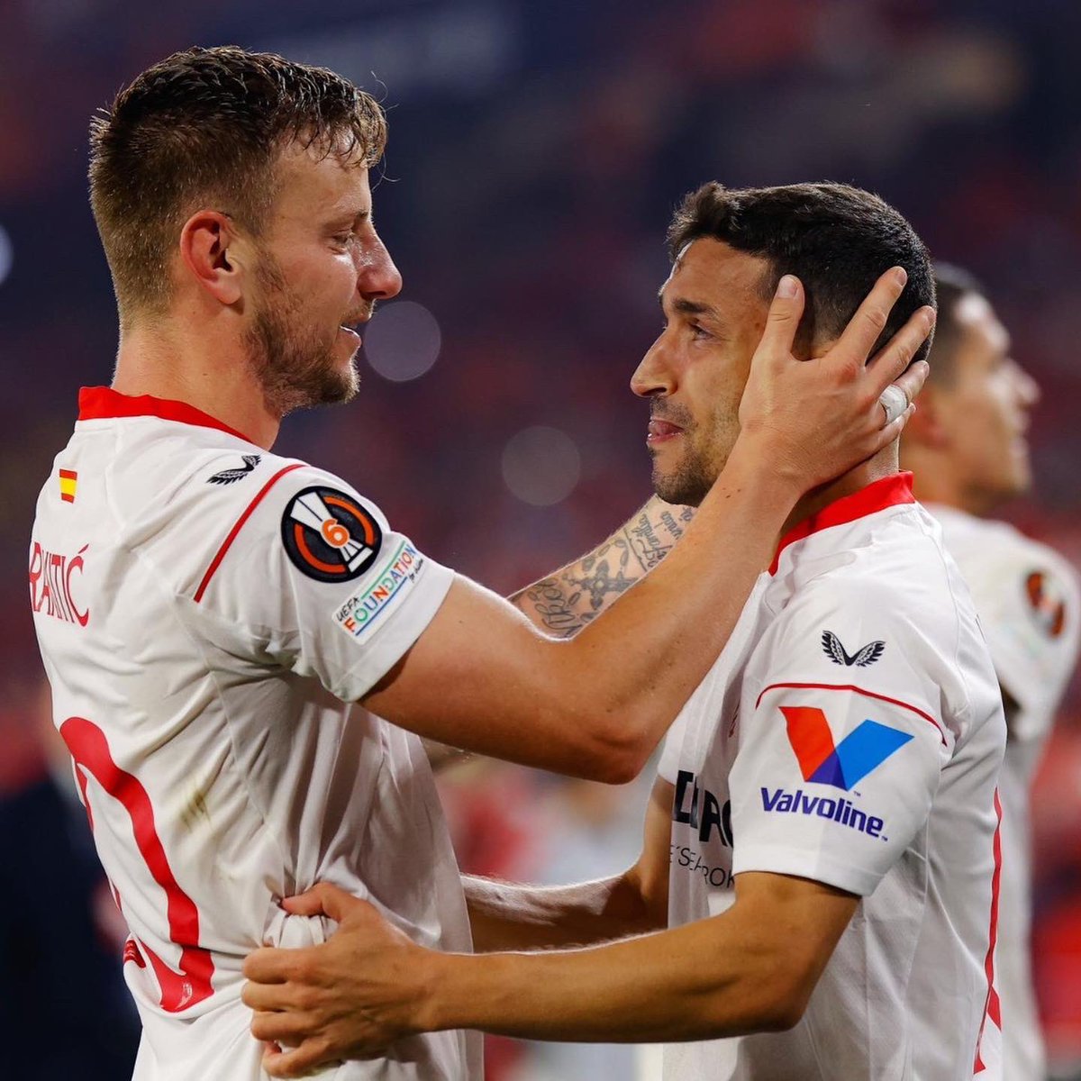 Rakitic tiene 16 títulos. Entre ellos una Champions League.

Navas tiene 13 títulos. Entre ellos un Mundial.

Y así estaban. Emocionados como si fuese la primera vez.