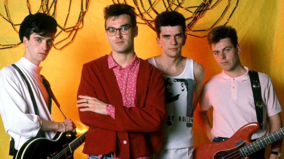 Muere ANDY ROURKE, el gran bajista de los Smiths, donde aportó el pulso Motown en This Charming Man youtu.be/cJRP3LRcUFg Tenía 59 años y ha sido víctima de  un cáncer. Aunque sus adicciones le afectaron, protagonizó una vida musical bastante activa en la escena de Mánchester