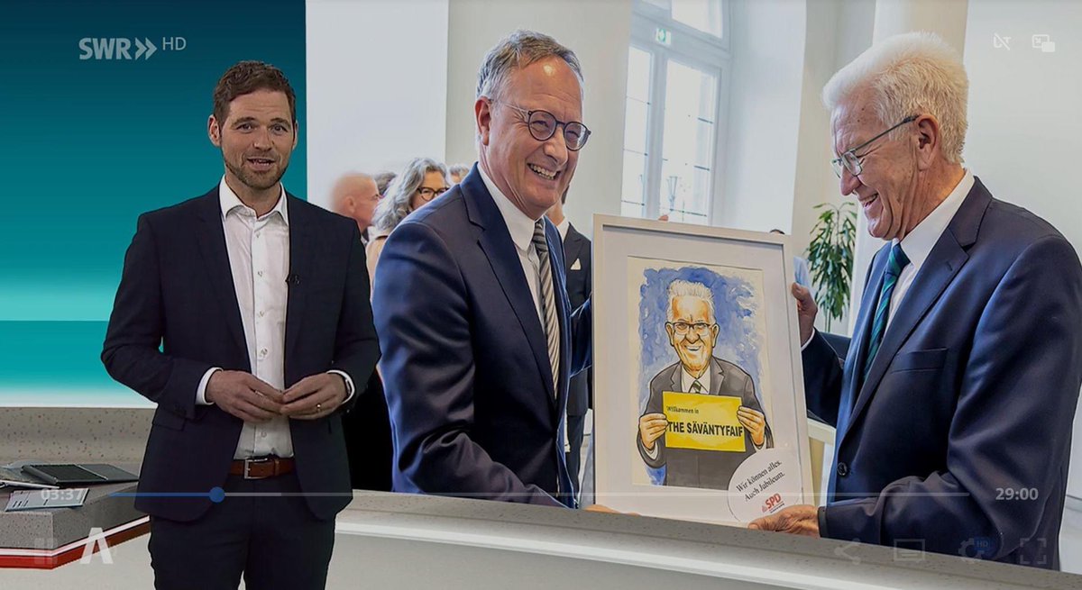 Am Mittwoch wurde Ministerpräsident Winfried #Kretschmann 75 Jahre alt. Hatte für ihn bei seiner Feierstunde natürlich ein kleines Geschenk dabei 😉 

Auch an dieser Stelle noch einmal: Alles Gute von <a href="/spdbawue/">SPD Baden-Württemberg</a> und <a href="/spdlandtagbw/">SPD Fraktion BW</a> !

Quelle: <a href="/SWRAktuellBW/">SWR Aktuell BW</a>