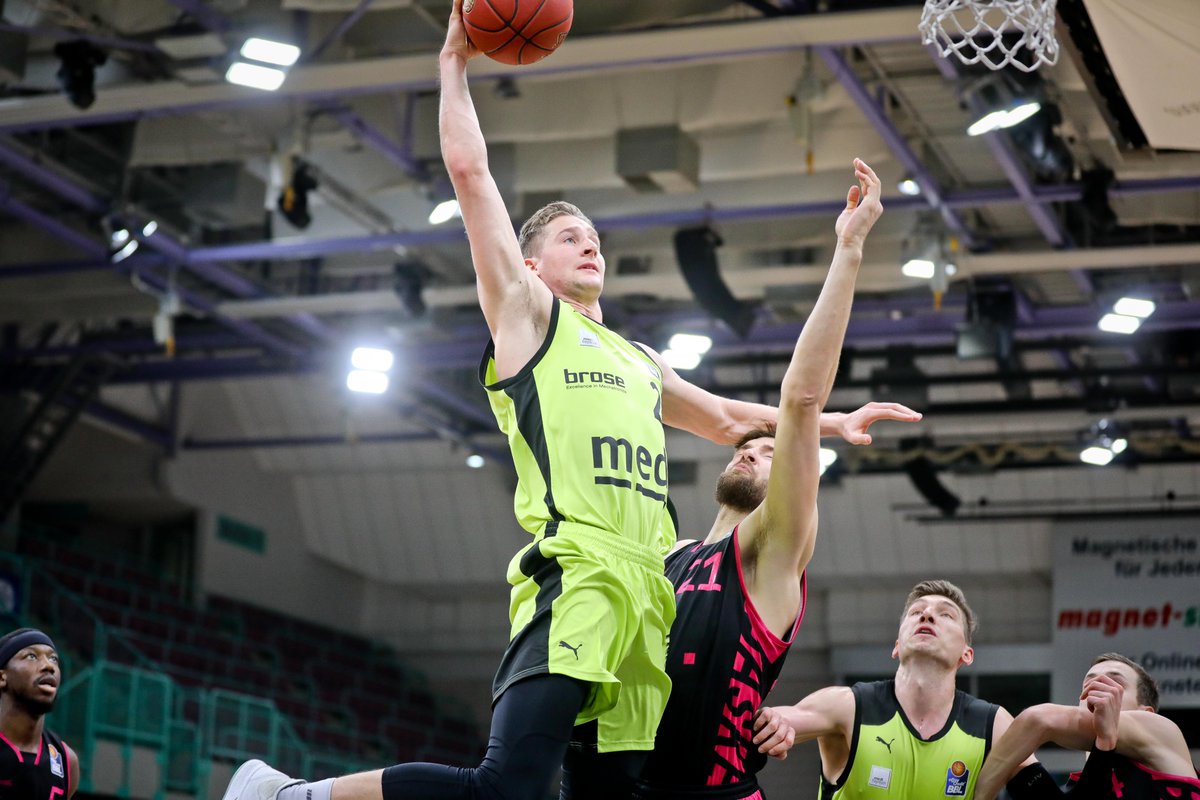 Könnt ihr euch noch an diese Aktion hier erinnern? #gomedi Der Dunk von David Walker über Leon Kratzer im Heimspiel gegen die Telekom Baskets Bonn, war ein Kracher! #BAYRTH An welchen anderen Dunk aus den letzten Jahren könnt ihr euch noch erinnern? 
Foto: Ochsenfoto.de
