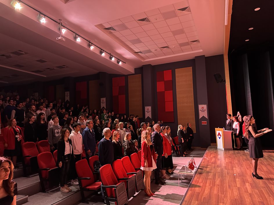 Bugün, ulu Önder Gazi Mustafa Kemal Atatürk’ün Samsun’da tutuşturduğu kurtuluş meşalesinin Anadolu’da elden ele, gönülden gönüle dolaşmasının 104. Yıldönümü. O gün, Samsun’un vatanperver insanlarını selamlayan Atatürk’ün taşıdığı duygularla bayramımızı coşkuyla kutladık.  🇹🇷