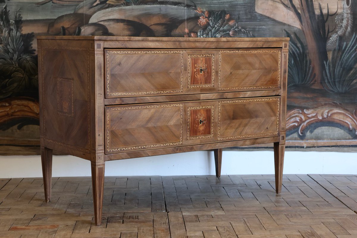 BrownriggUK's tweet photo. Early 19th Century Italian Walnut Commode
https://t.co/93DY4X7hhH
#walnutcommode #antiquecommode #antique #furniture #interiordesign #decor https://t.co/OLczITSaCt